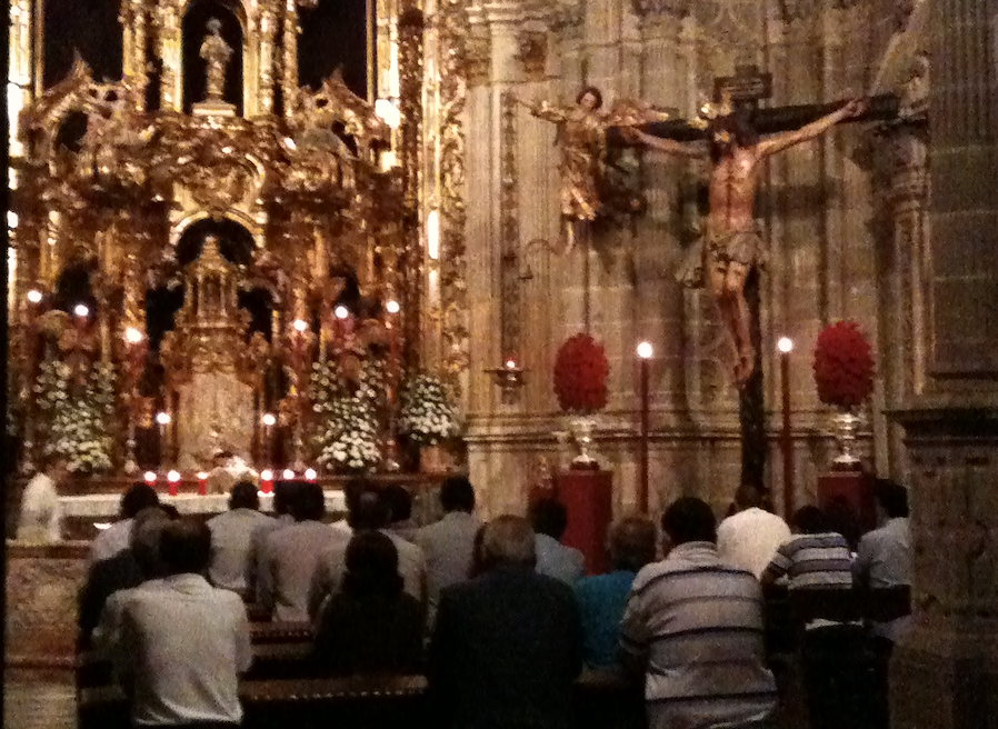 El Cristo de la Sed en la capilla del sagrario de San Miguel en el tiempo que estuvo allí tras su bendición. 