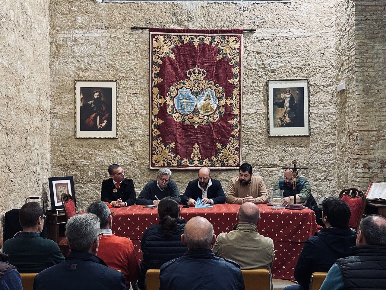 El alcalde y el Consejo Local de Hermandades en la firma del convenio. 