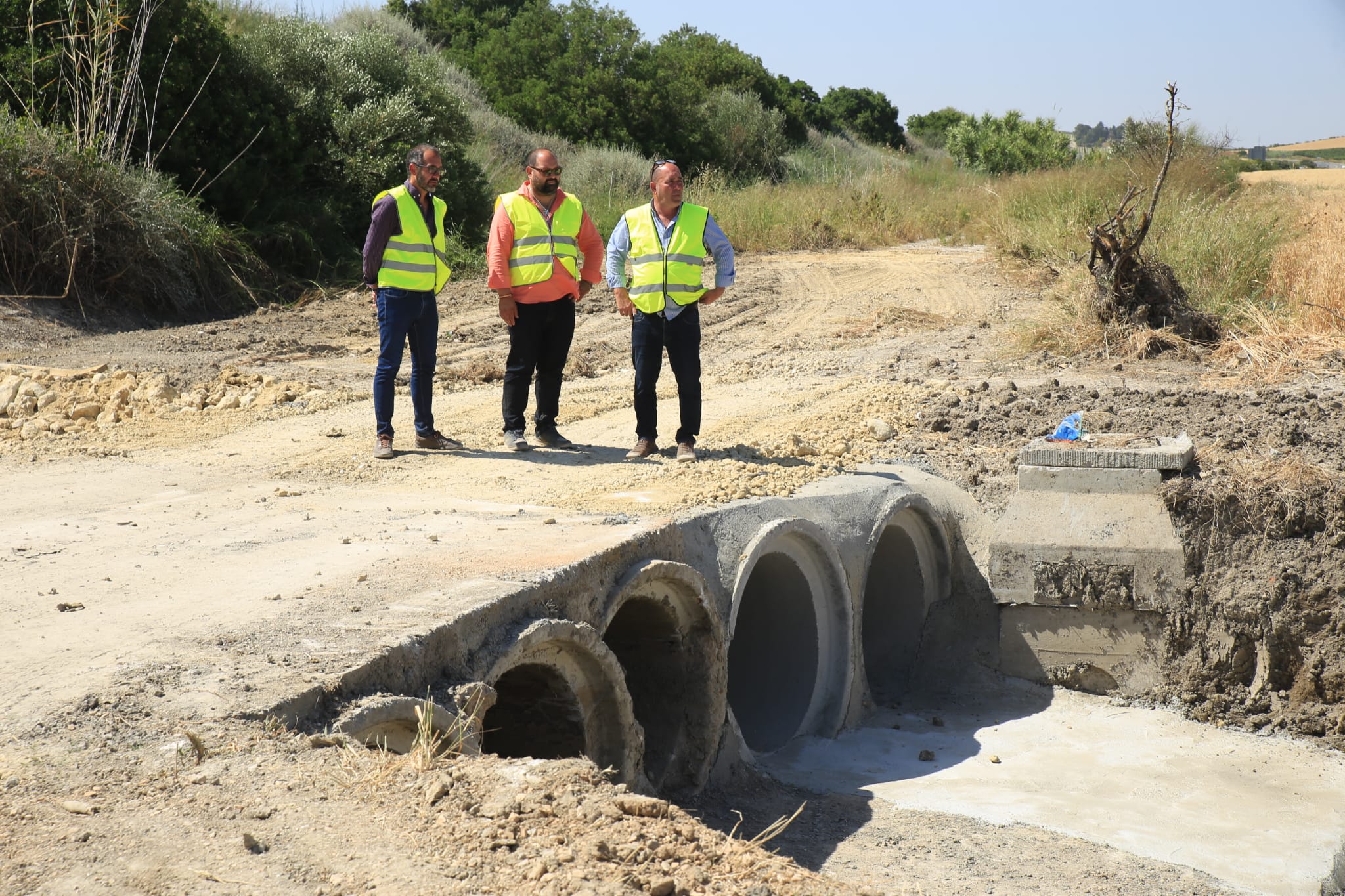 El diputado provincial en unas obras que se ejecutan de la red provincial de carreteras.