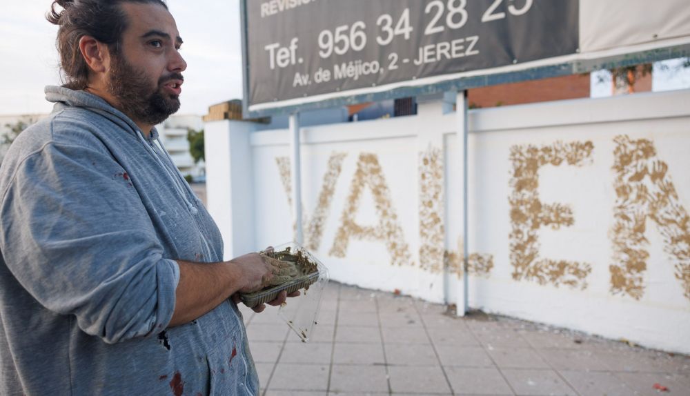 El artista Lauren López 'Desh', delante de su obra en Jerez.