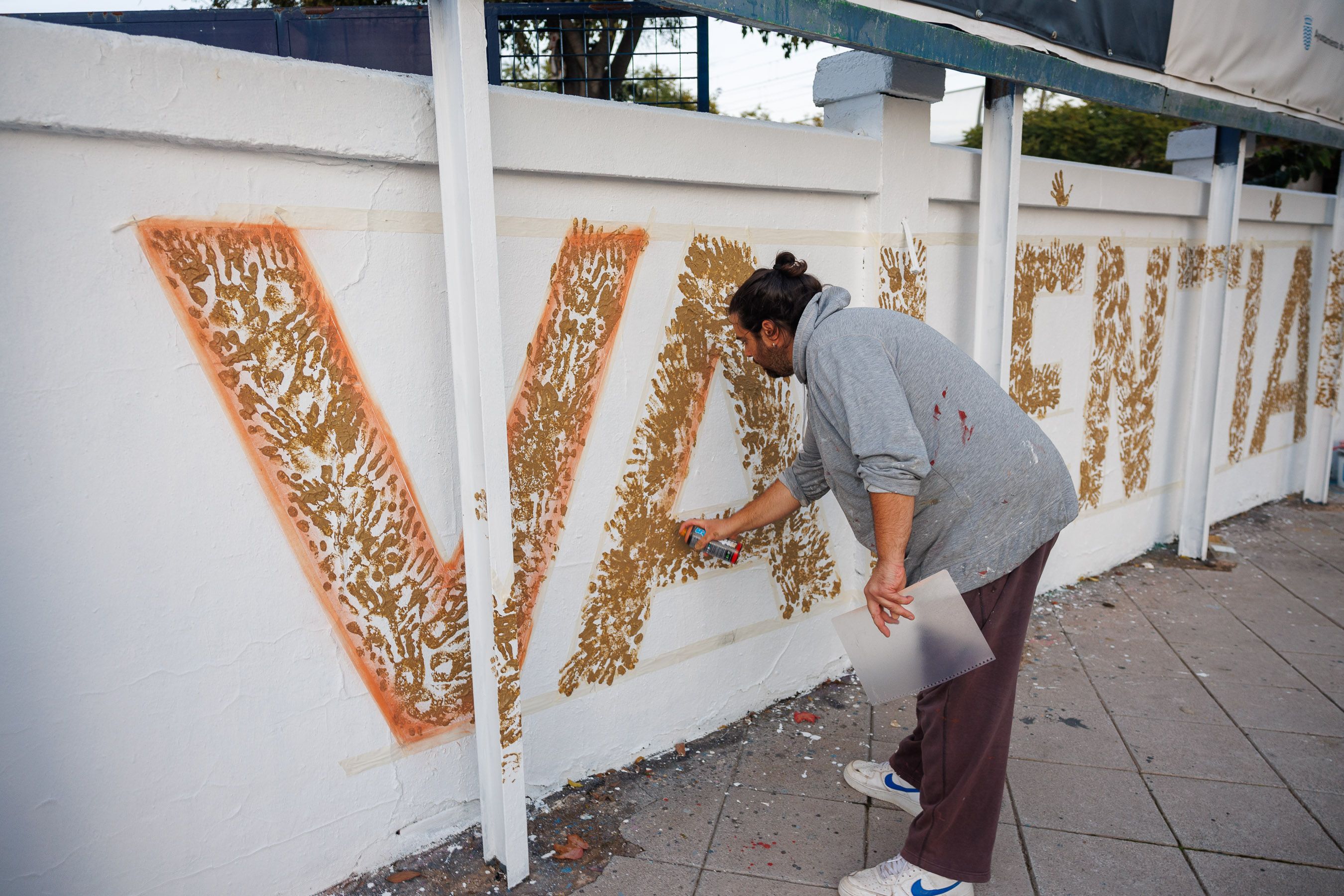 Lauren López 'Desh', trabajando en su mural.