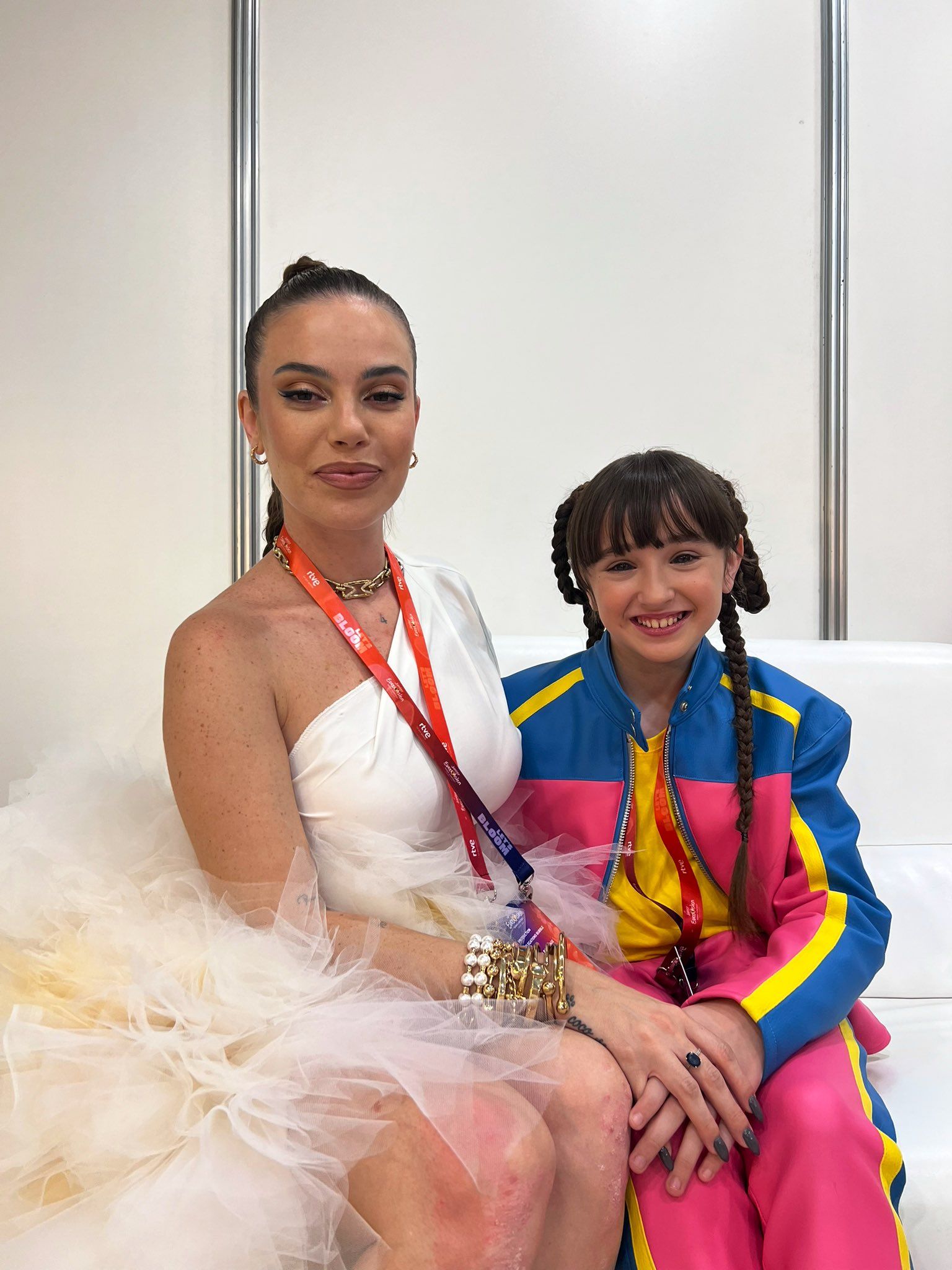 Chloe DelaRosa junto a María Isabel.