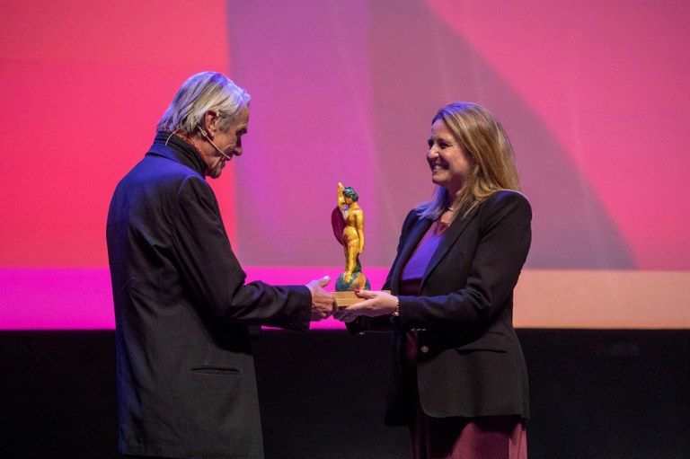 Jeremy Irons recibiendo el Giraldillo de Honor.