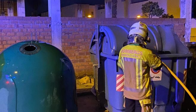 Un bombero realizando trabajos de extinción.