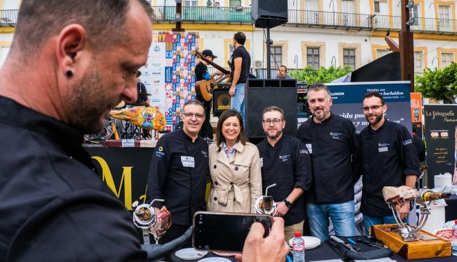 Así ha sido la X Feria Solidaria de Cortadores de Jamón.