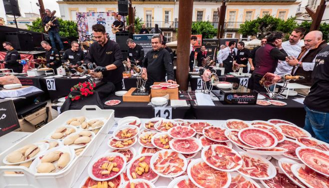 Así ha sido la X Feria Solidaria de Cortadores de Jamón.