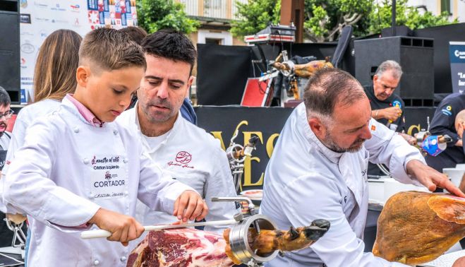 Así ha sido la X Feria Solidaria de Cortadores de Jamón.