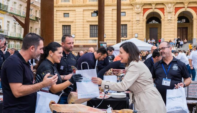 Así ha sido la X Feria Solidaria de Cortadores de Jamón.