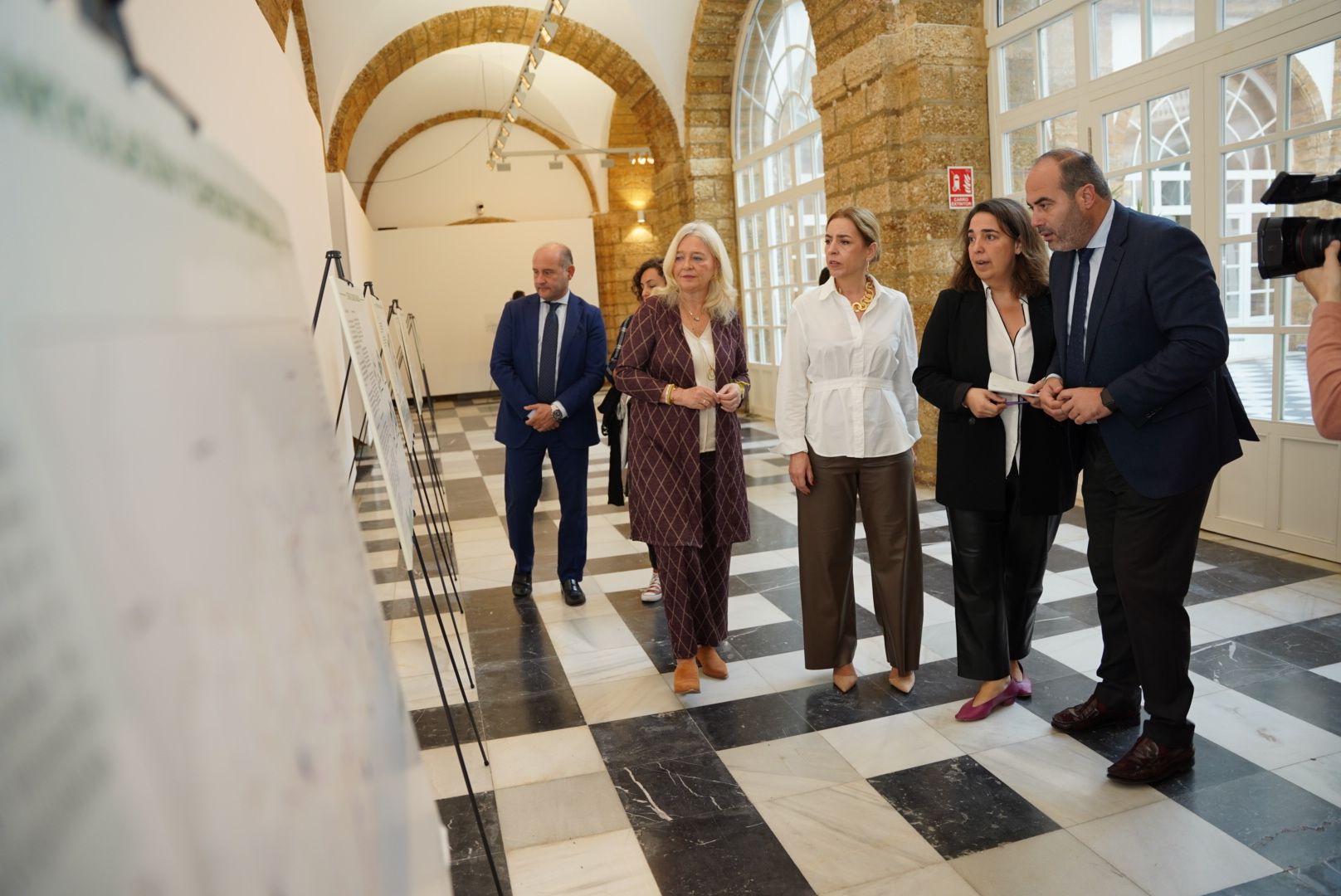 Los representantes institucionales de Junta y Diputación, durante la inauguración de la muestra sobre urbanismo.