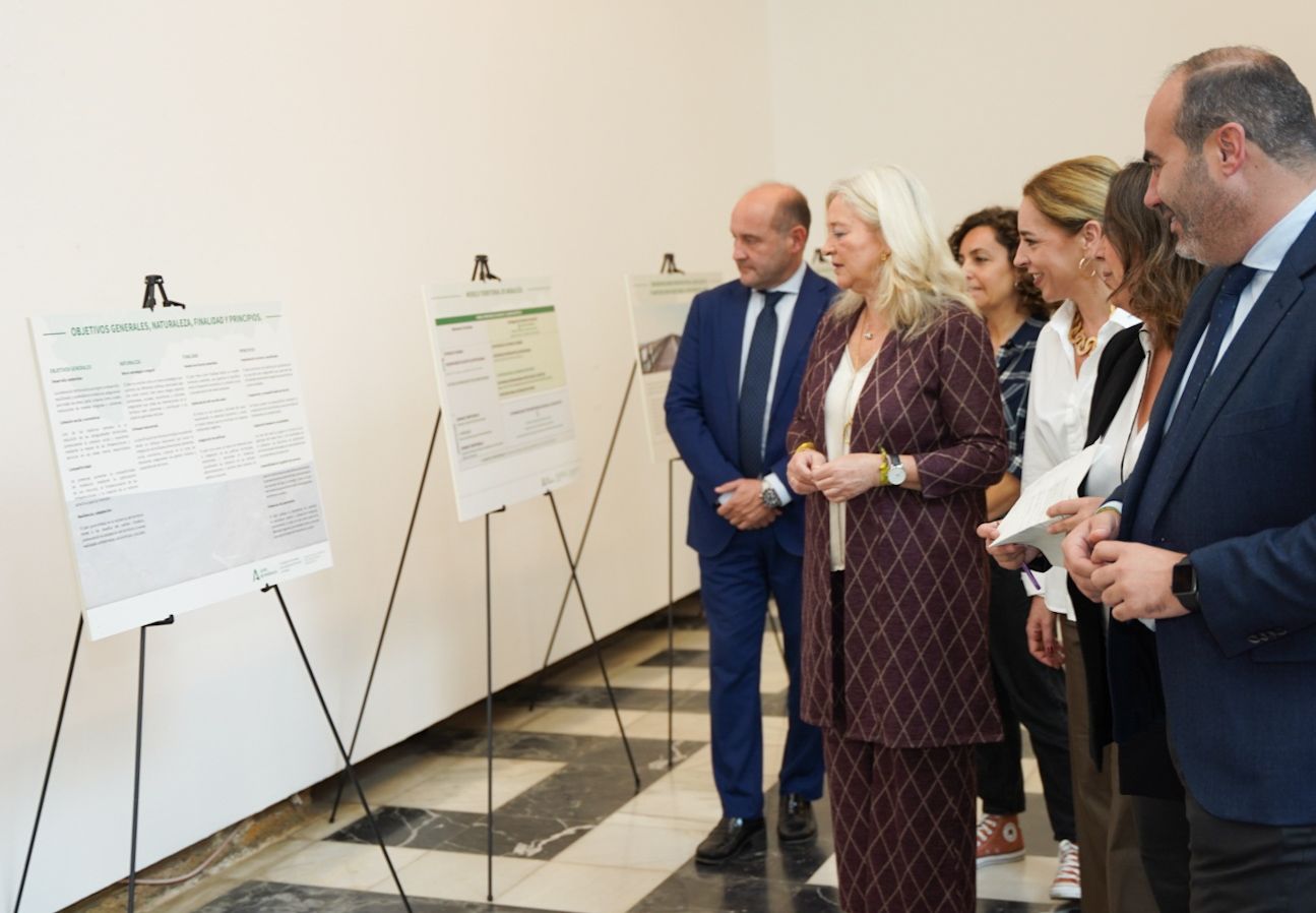 La muestra ofrece 19 paneles en los claustros del Palacio de la Aduana.