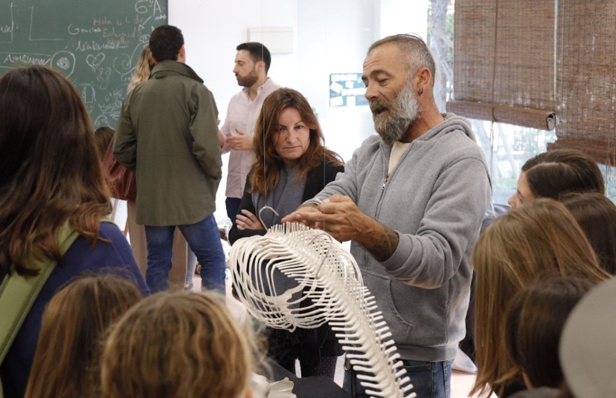 Jesús Peña, de la asociación Osteología del sur, durante una de las visitas.