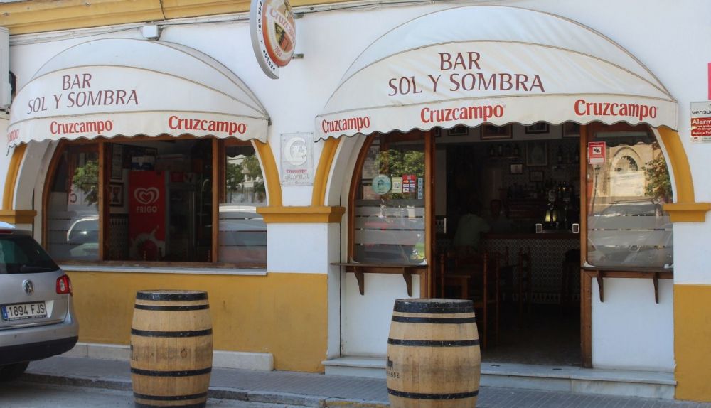 Fachada del bar ubicado frente a la Plaza de Toros.