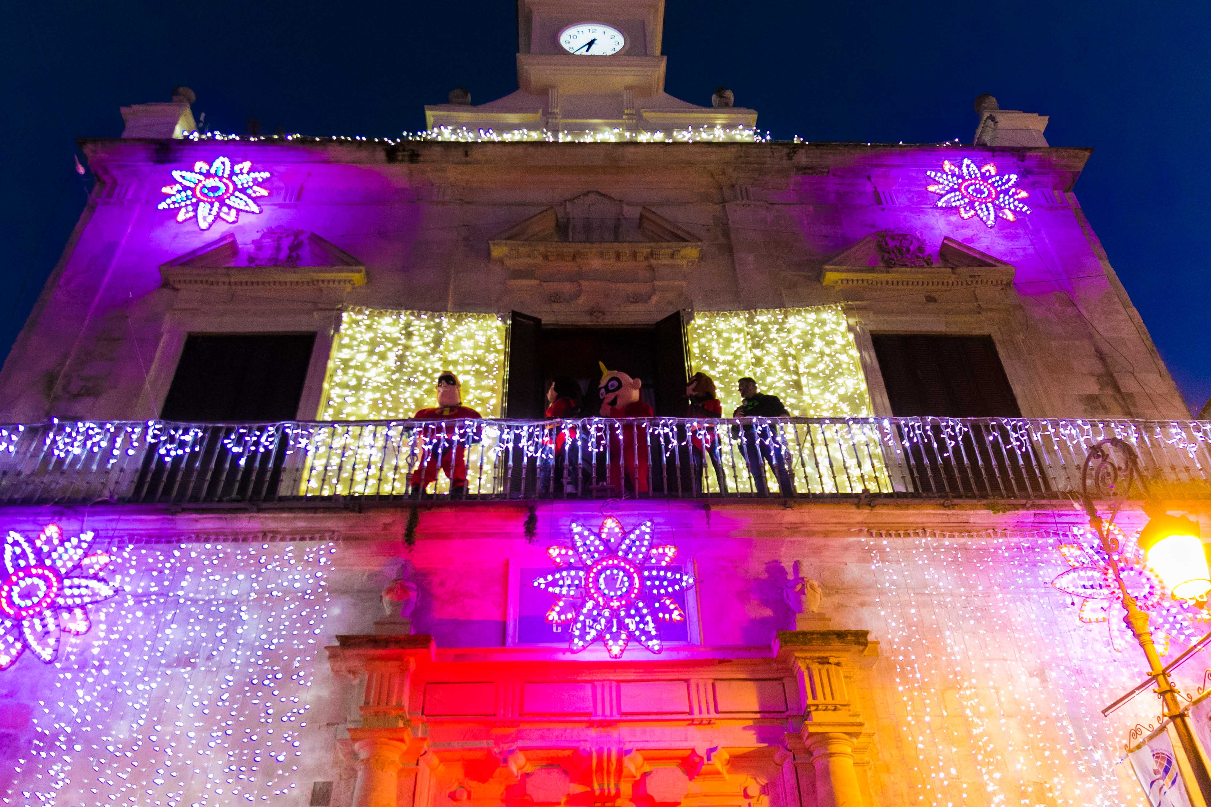 Decoración de Navidad de la fachada del Ayuntamiento con una actuación infantil en el balcón.