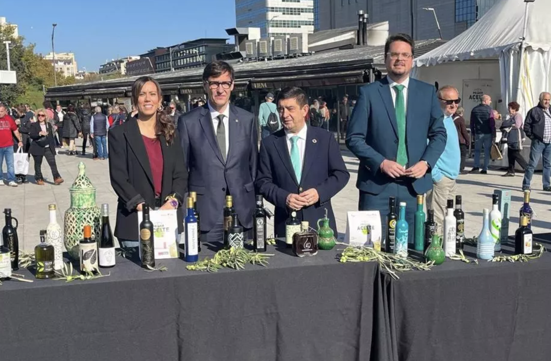 Salvador Illa, junto a Paco Reyes, presidente de la Diputación de Jaén, en la Fiesta del Primer Aceite celebrada en Sabadell.