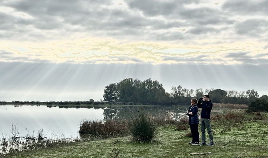 Teresa Ribera y Juanma Moreno en Doñana, hace justo un año.