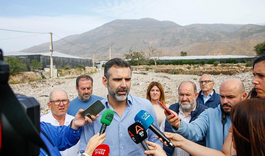 El consejero Fernández-Pacheco en Dalias, informando sobre las ayudas a la DANA.