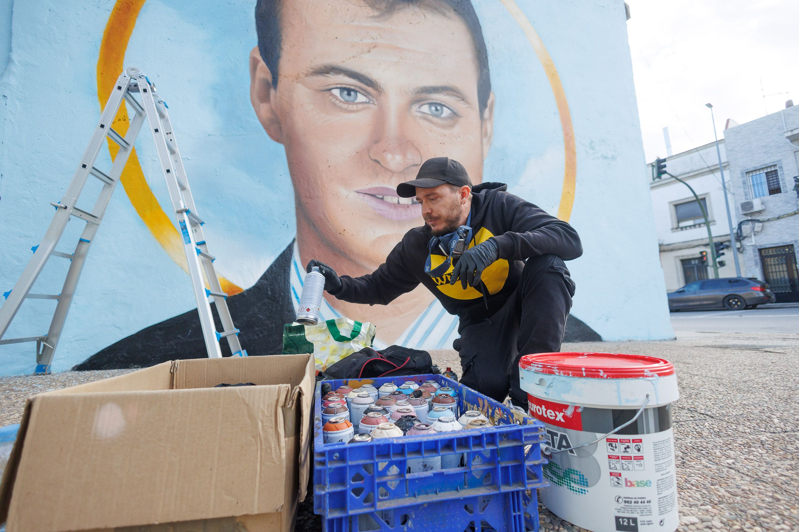 Fran Castro, Cosa.V., trabajando en el mural de Juan Holgado.