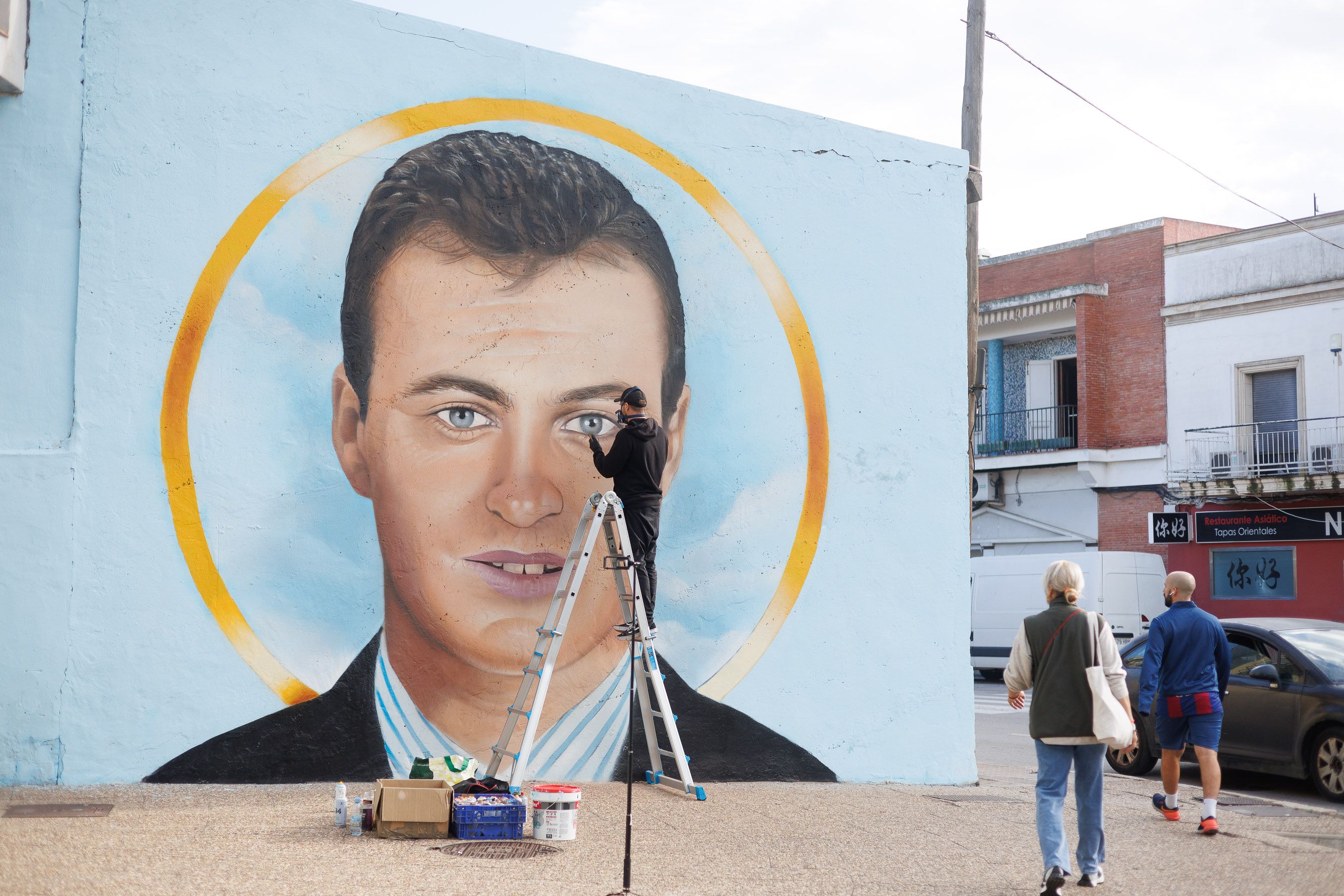 Así trabaja Cosa.V en el mural de Juan Holgado a unos metros de su gasolinera.