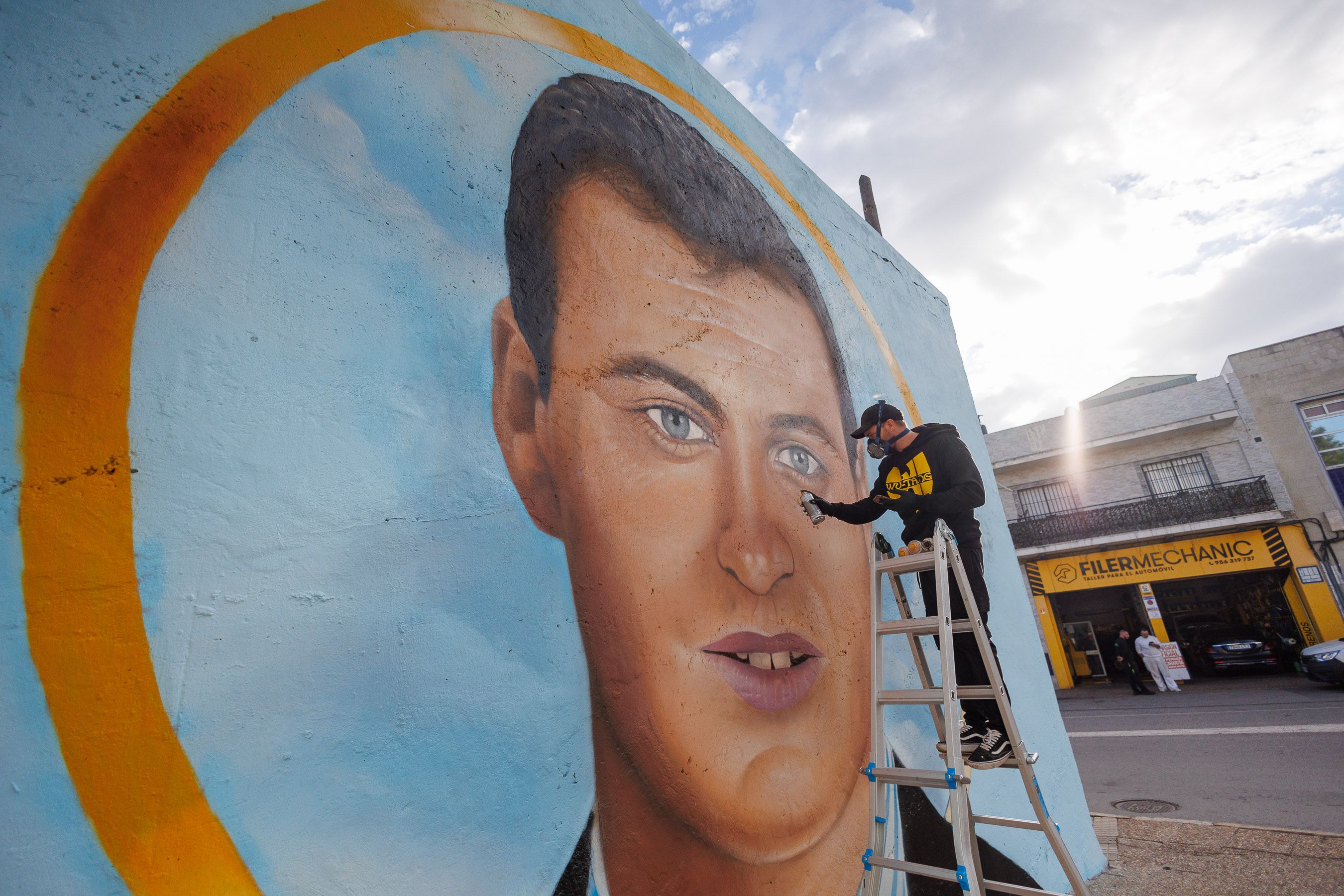 Fran Castro ultima los detalles del mural, que se inaugura el viernes, efeméride del asesinato de Juan Holgado.