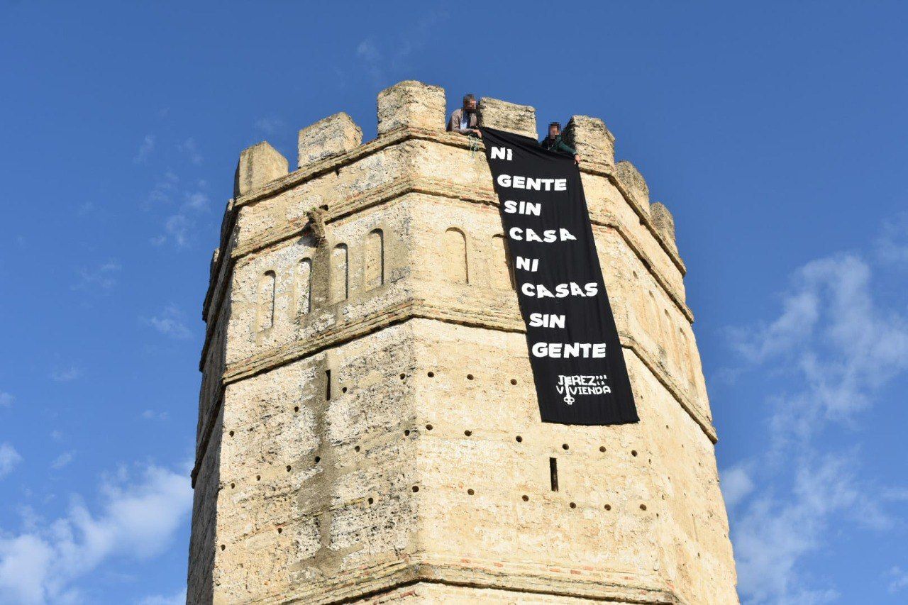 Pancarta de Jerez por la Vivienda en la Torre Octogonal del Alcázar de Jerez.