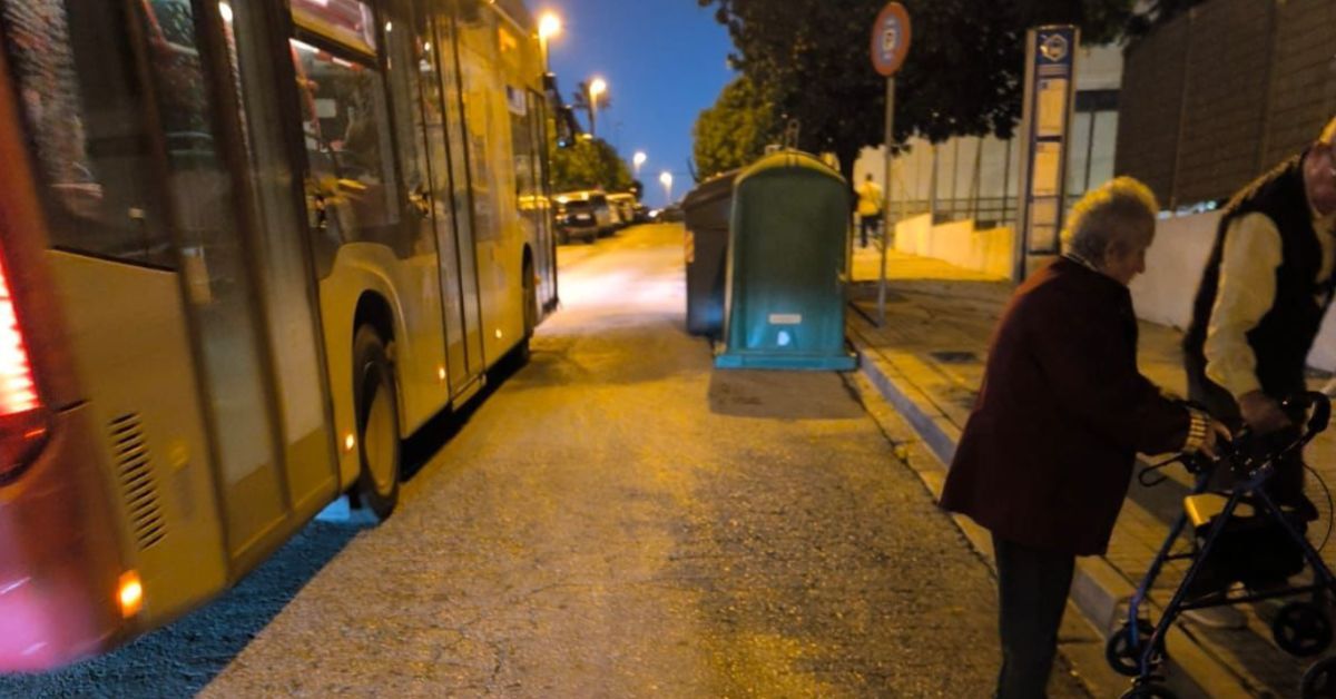 El matrimonio mayor, tras bajarse del autobús urbano en Jerez.