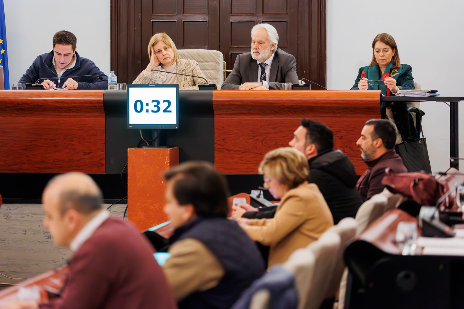 Varios concejales socialistas en primer término, con María José García-Pelayo al fondo.