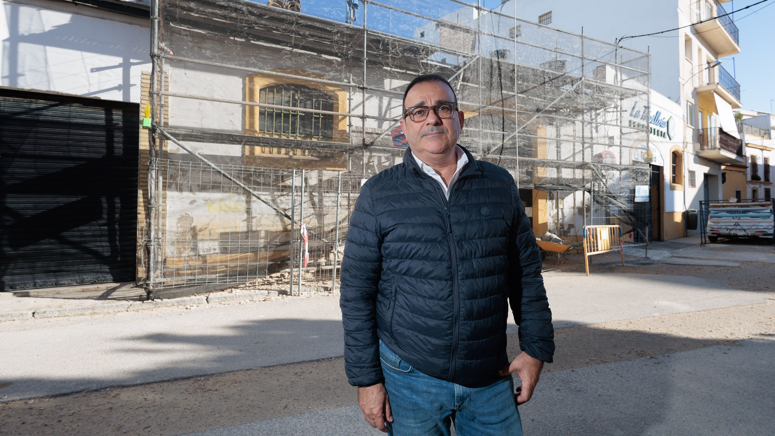 Jesus Atienza, presidente de la Peña Flamenca 'Los Cernícalos', ante la nueva sede de la entidad en la plaza del Carbón.