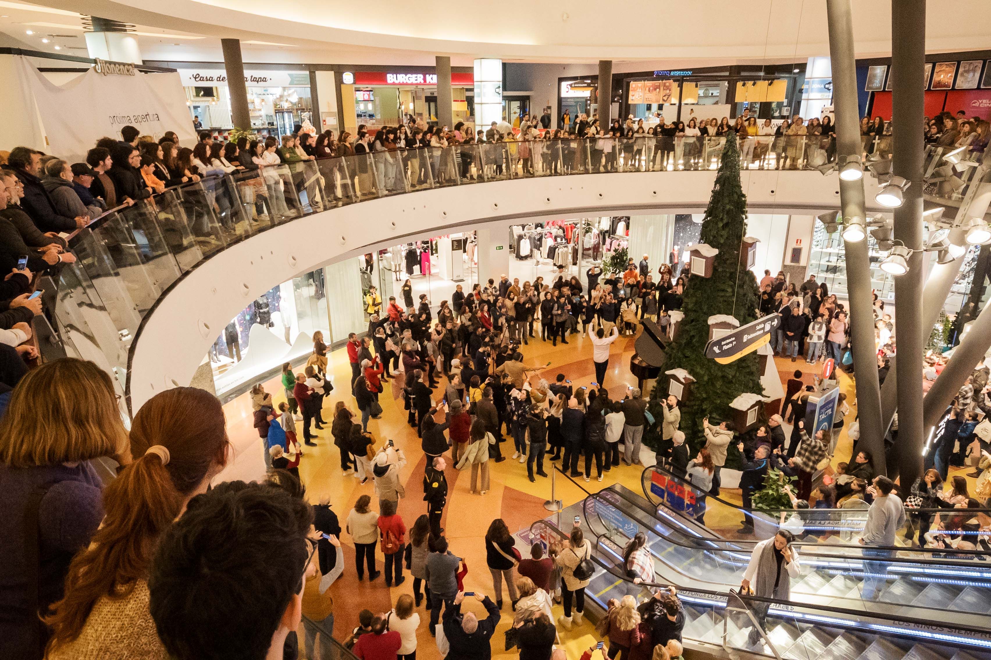 Ambiente en el centro comercial Área Sur durante la campaña de la pasada Navidad.