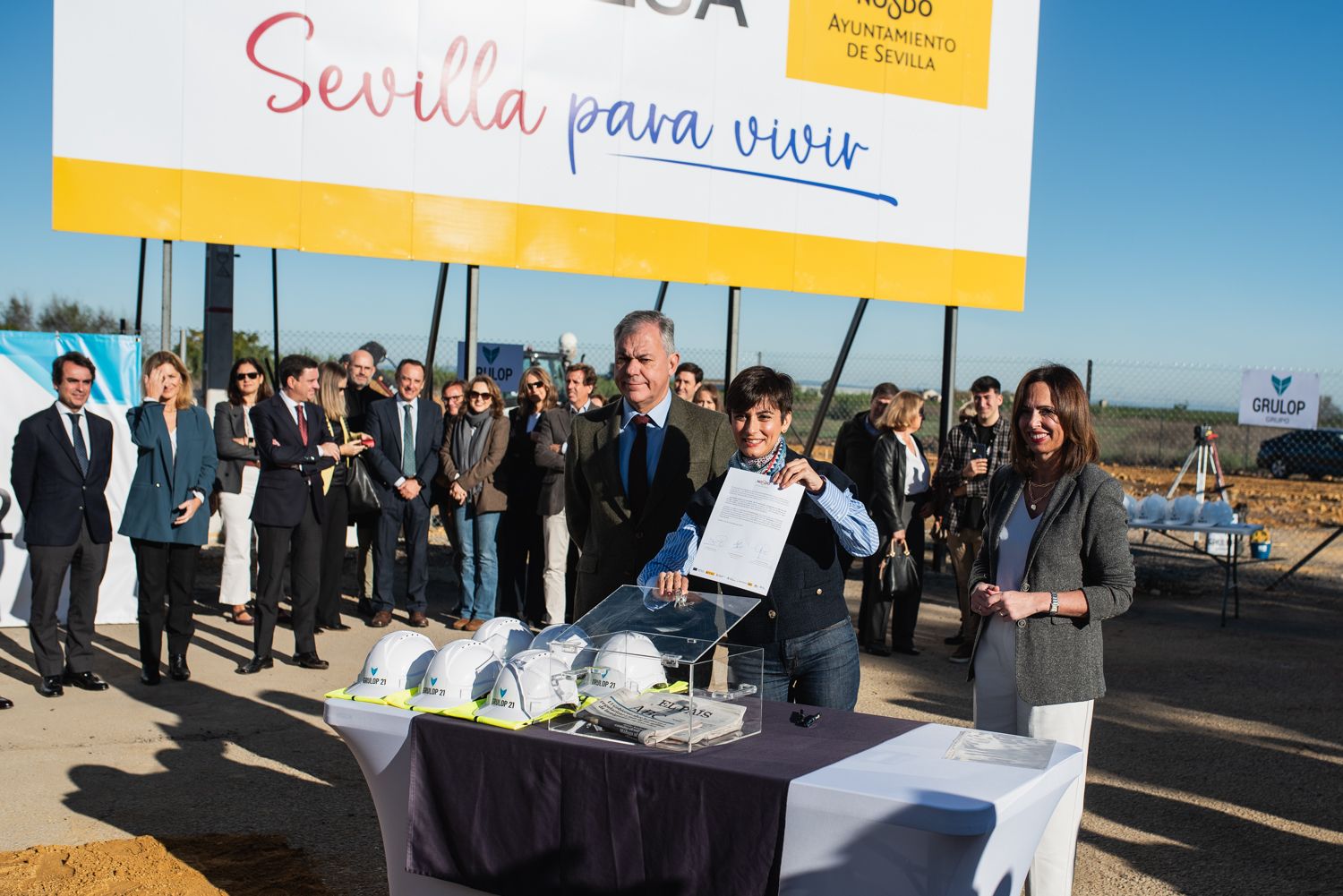 La ministra de Vivienda, con la consejera de Fomento y el alcalde de Sevilla, en la primera piedra del 'coliving' de Valdezorras.