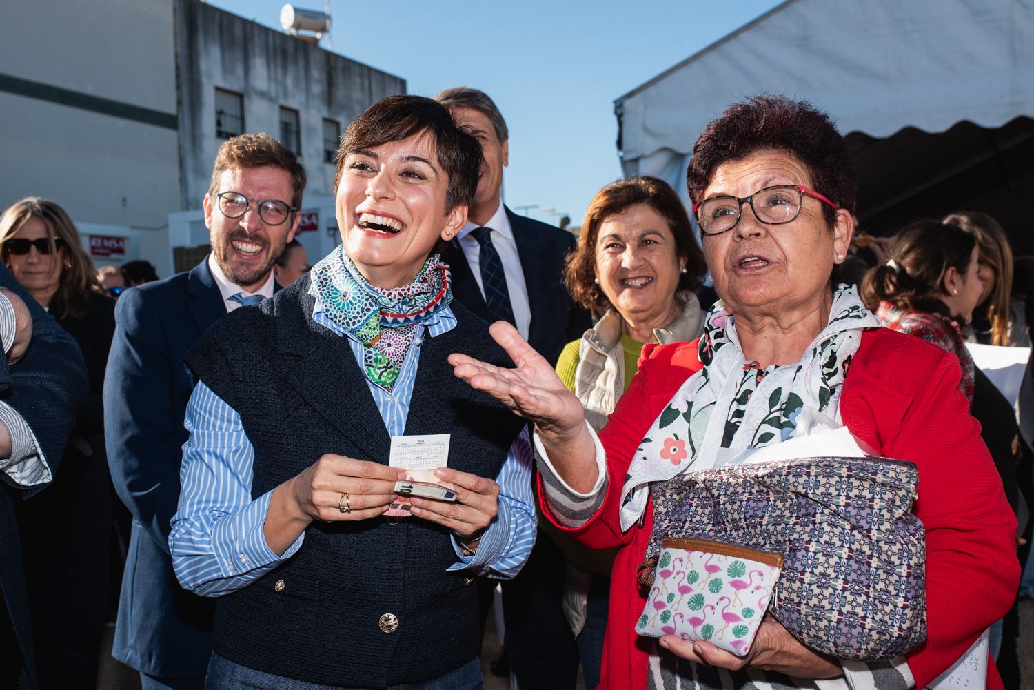 Cruz Guillén, con la ministra de Vivienda, en Valdezorras, barrio que fue de choza de esclavos.