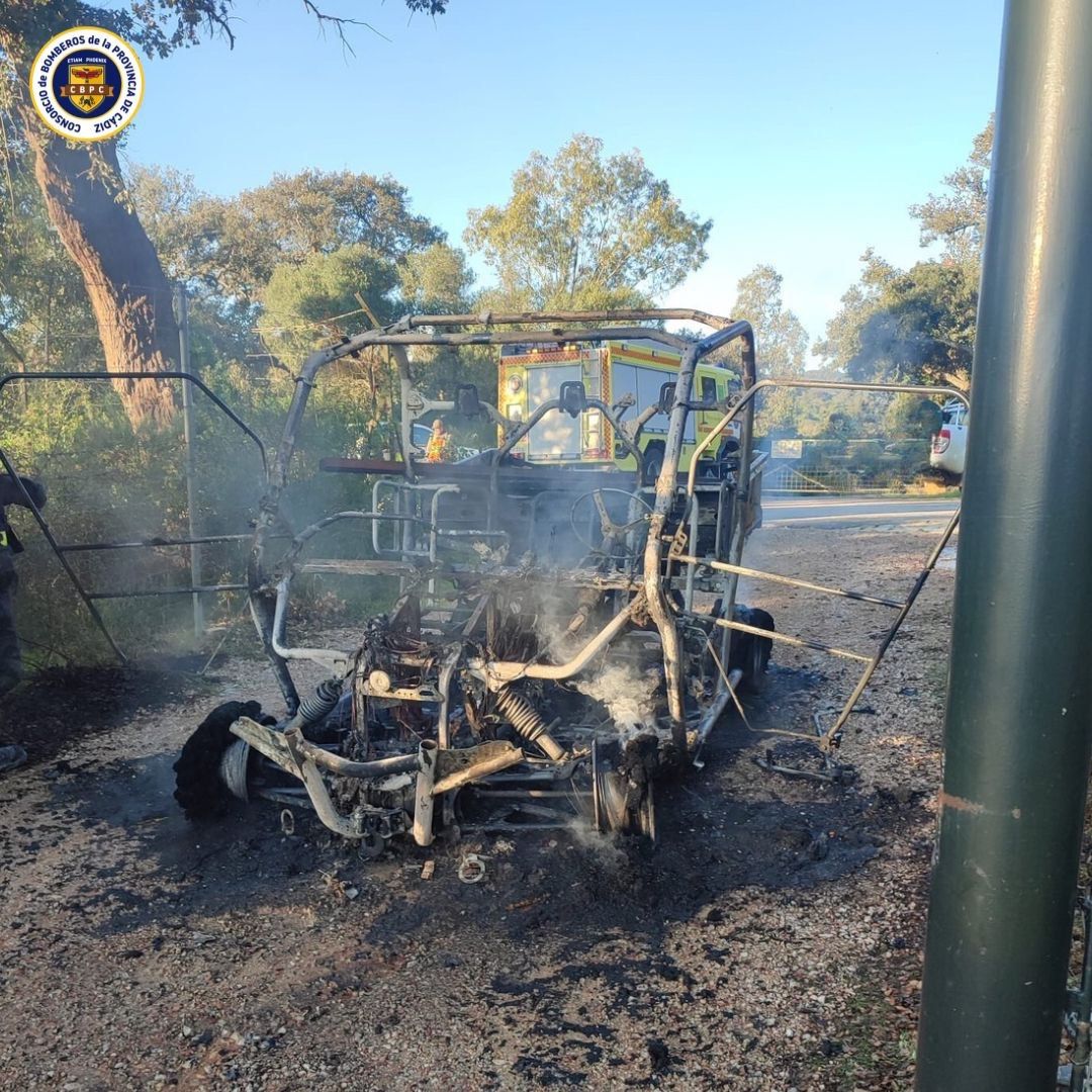 El 'buggy' incendiado en la cuesta de Castellar de la Frontera. 