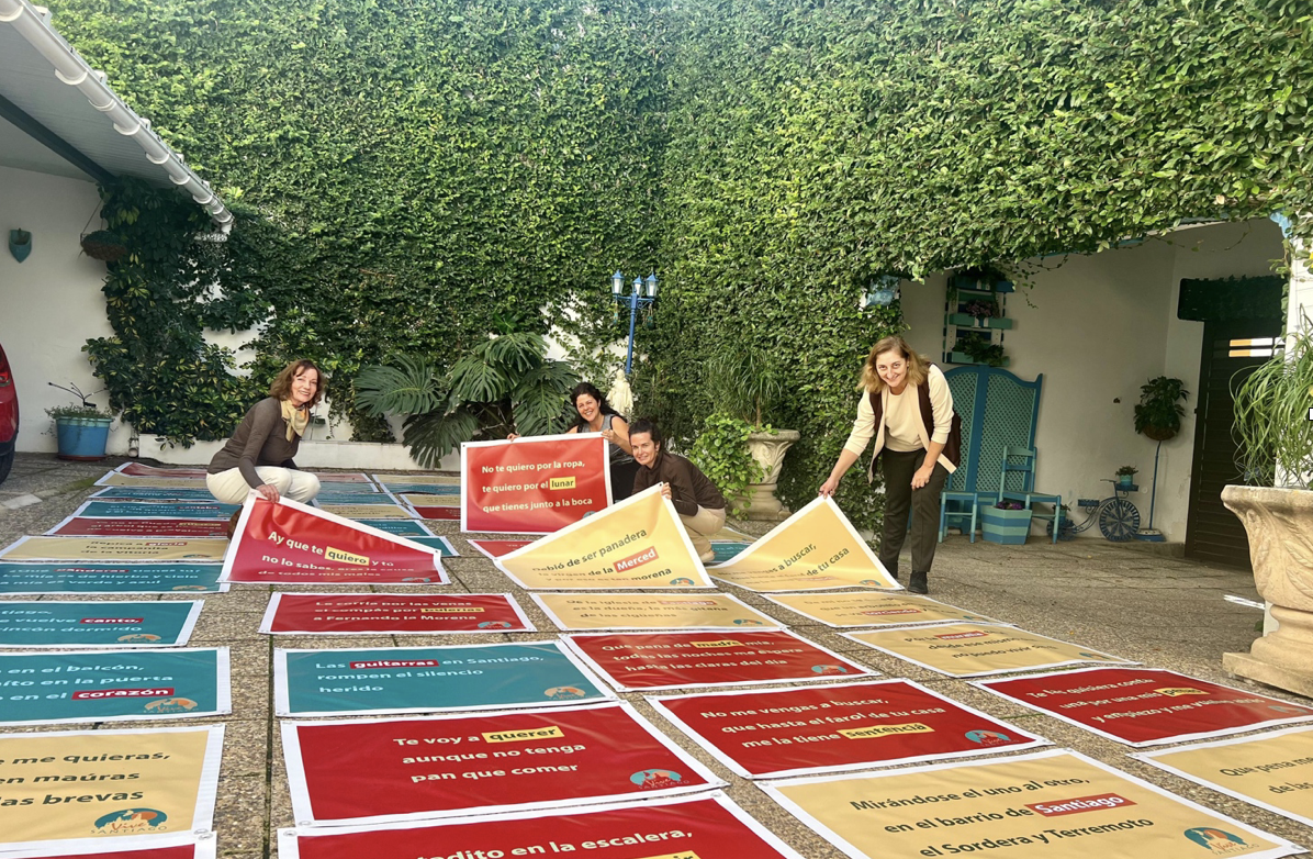 Vecinas del barrio de Santiago preparando las banderolas para la fiesta del sábado. 