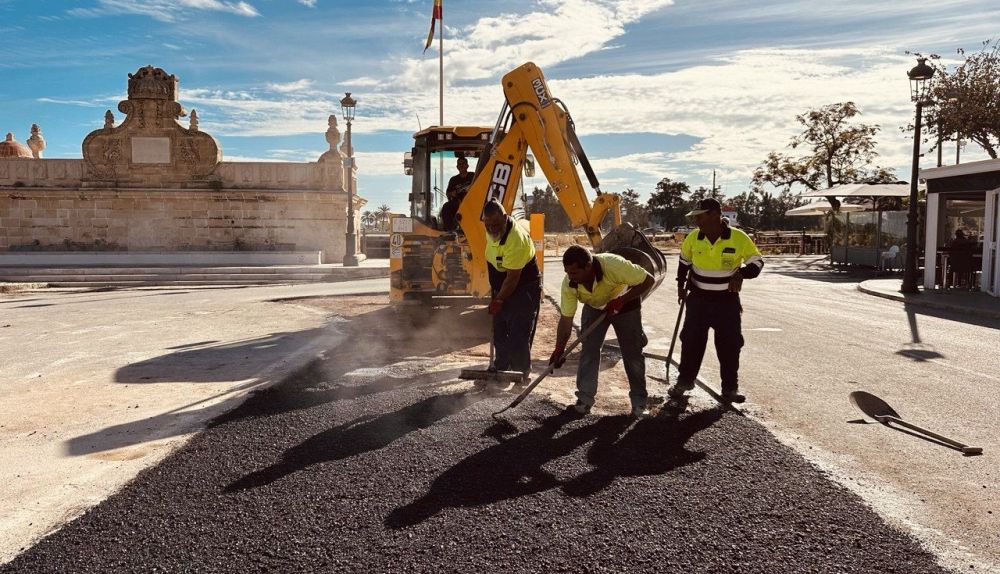 Trabajos para adecentar la plaza de Las Galeras en El Puerto.