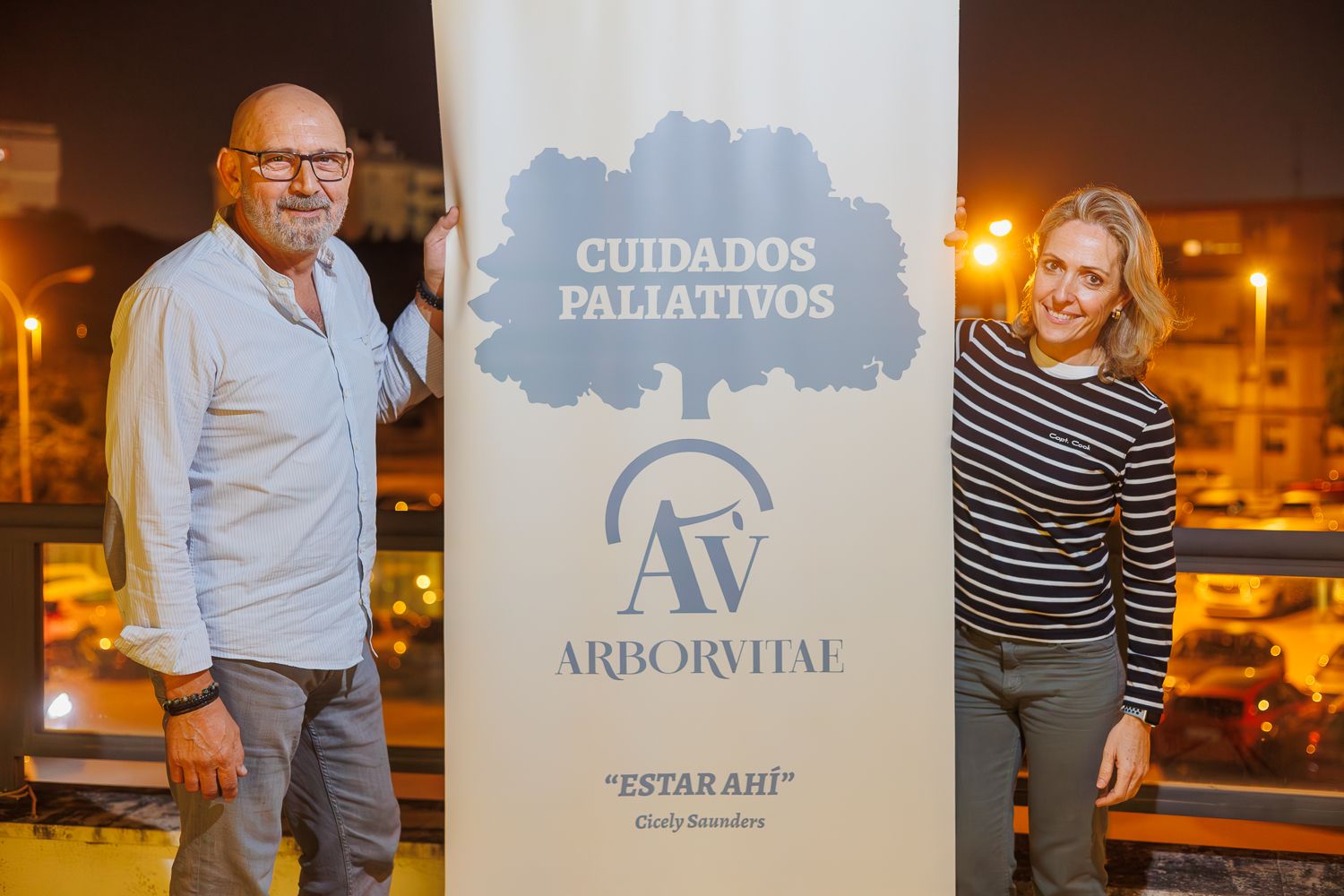 La matrona Victoria Valimaña y el psicólogo Manuel Jarana, del proyecto Arborvitae, que facilita cuidados paliativos.