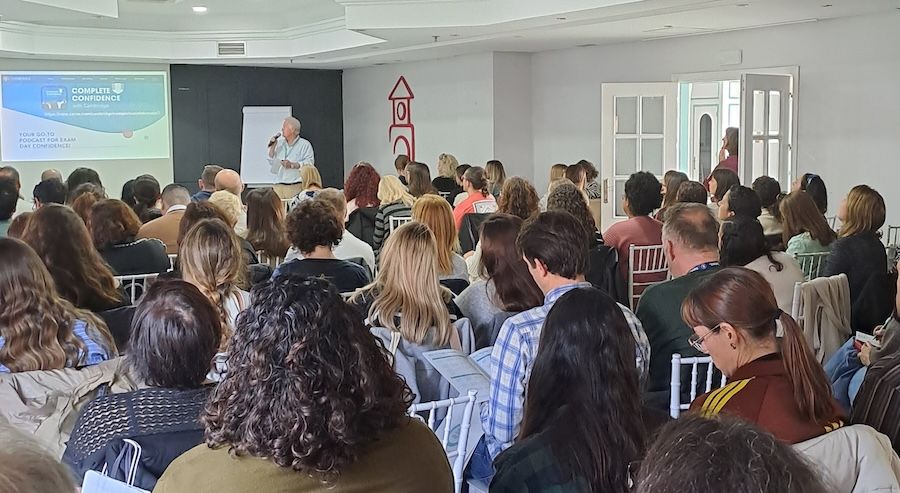 Profesionales de la enseñanza del inglés en su Cambridge English Seminar en San Fernando.