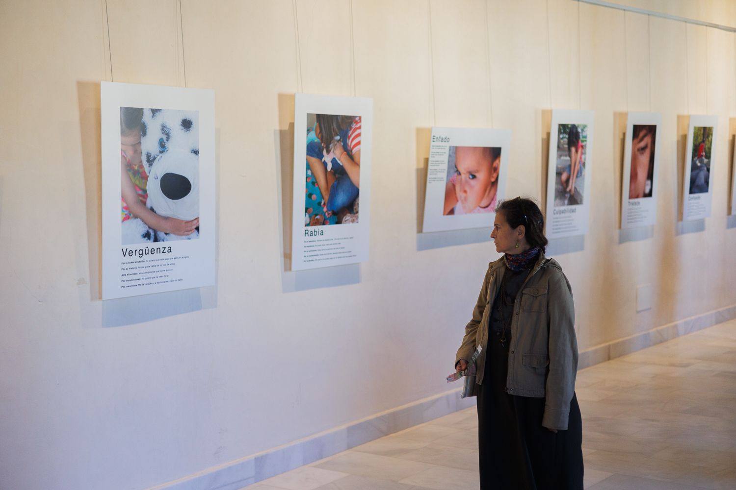 Una mujer visita la exposición que acogen los Claustros de Jerez.