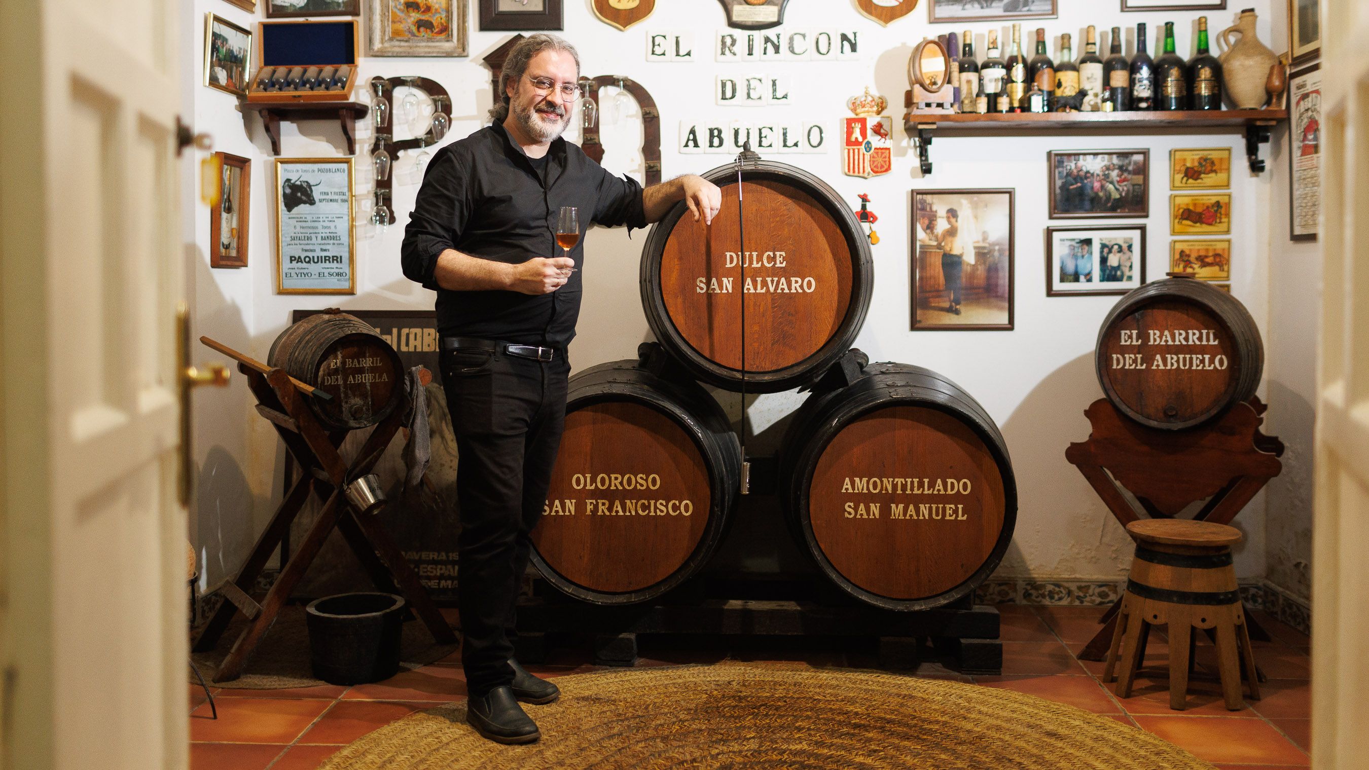 La bodeguita familiar del autor de La Sacristía del Caminante en su casa familiar del barrio de San Pedro.