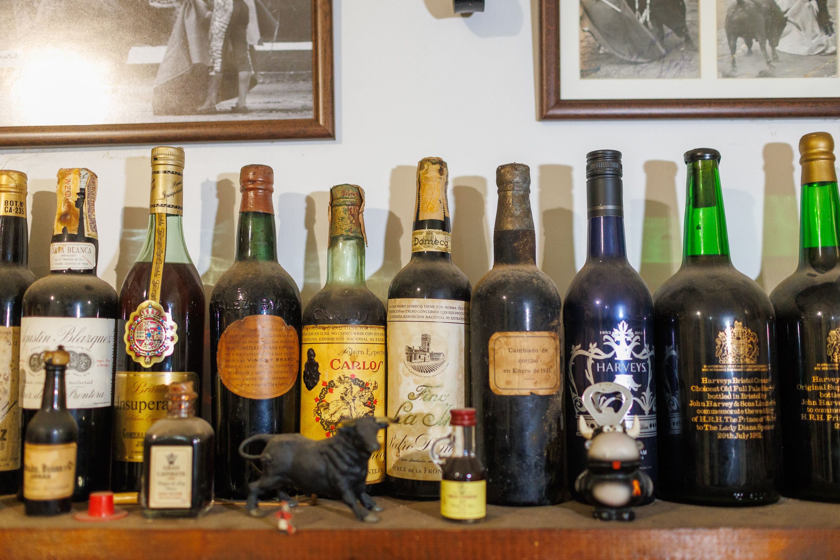 Botellas de jerez antiguas, entre la colección familiar de Becerra.