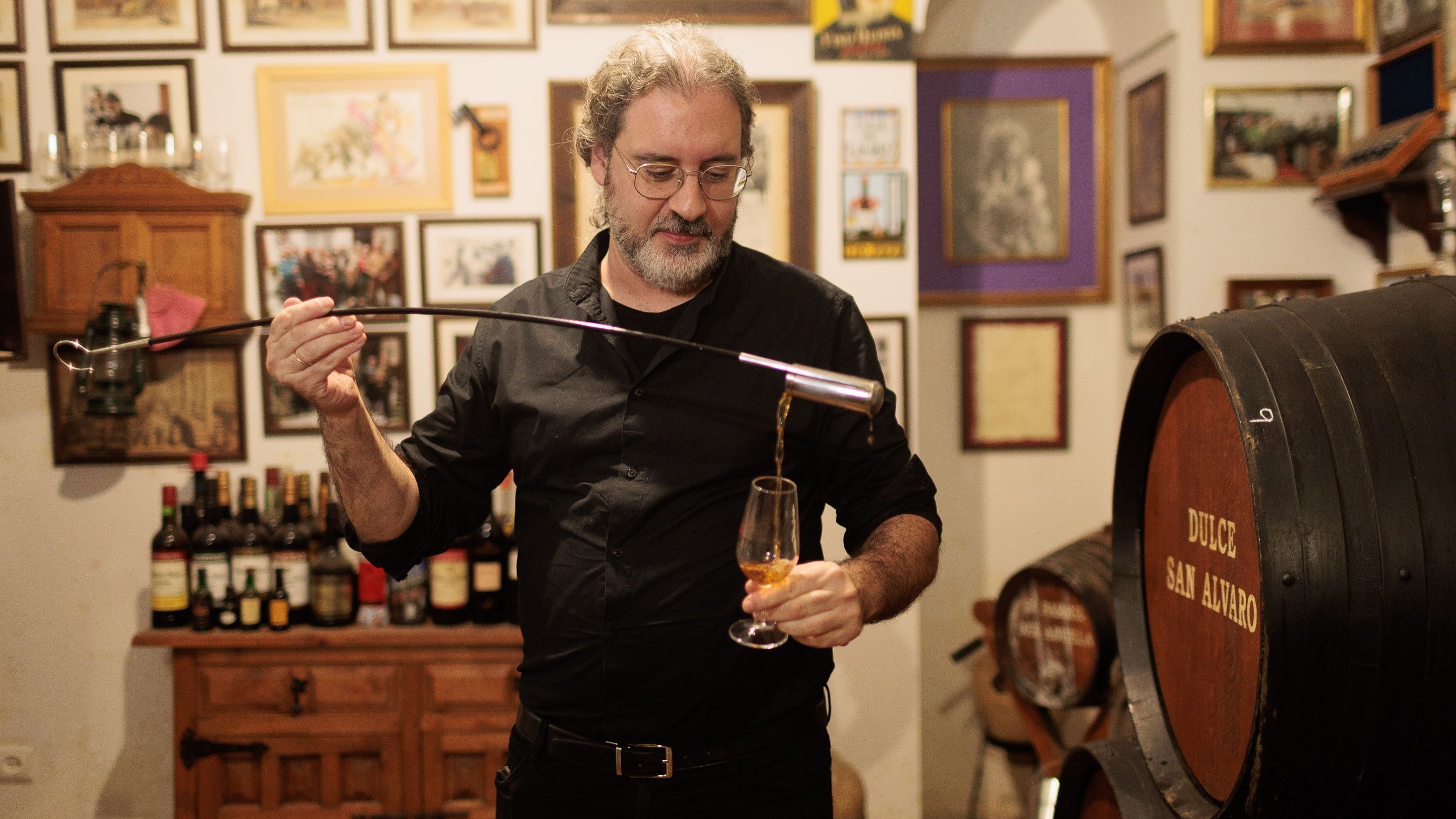 Francisco Becerra venenciando un vino en su bodeguita.