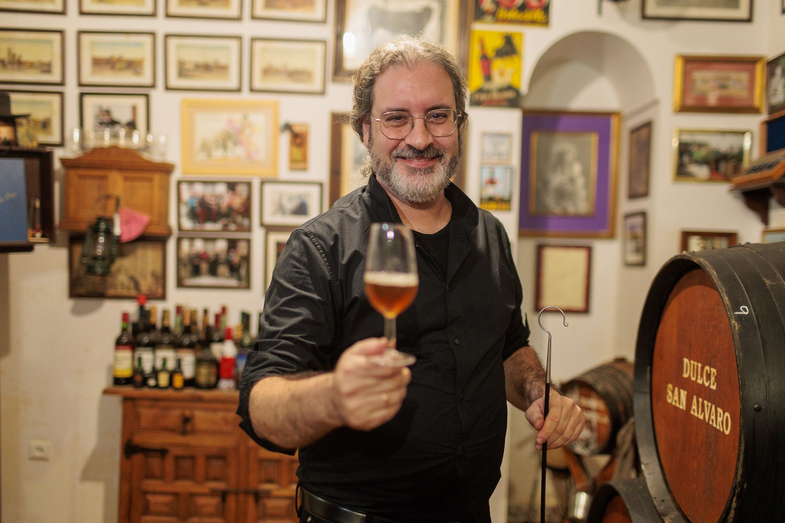 Francisco Becerra posa para lavozdelsur.es en su bodeguita familiar con un amontillado recién sacado de la bota.