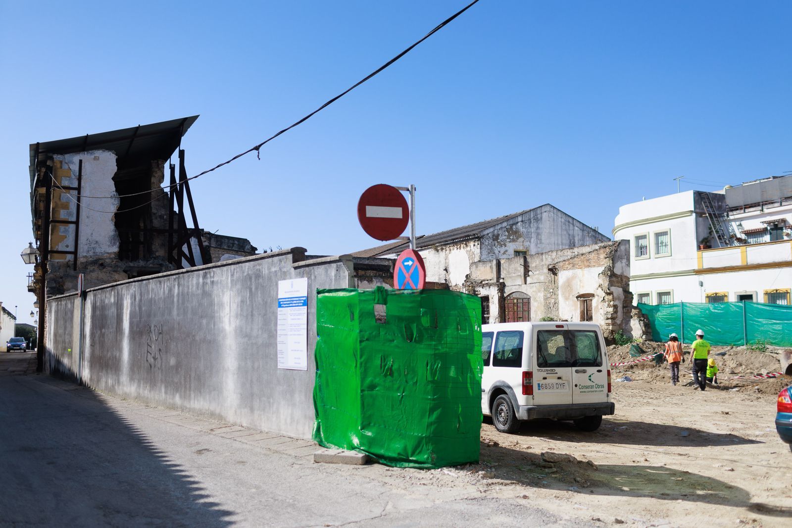 El recinto donde se llevan a cabo las obras en la calle San Blas de Jerez.