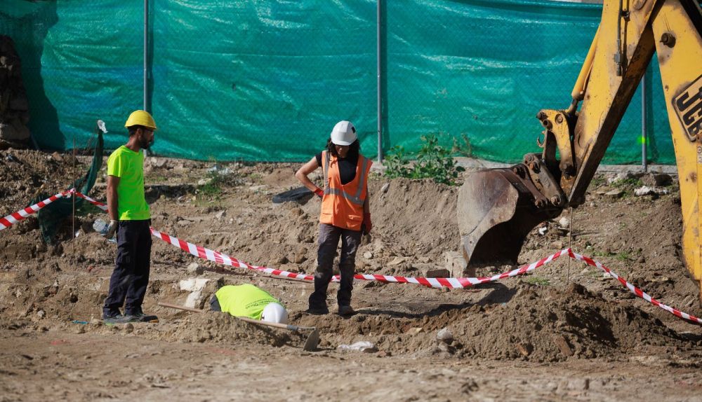 La arqueóloga de la constructora inspeccionando el terreno.   JUAN CARLOS TORO