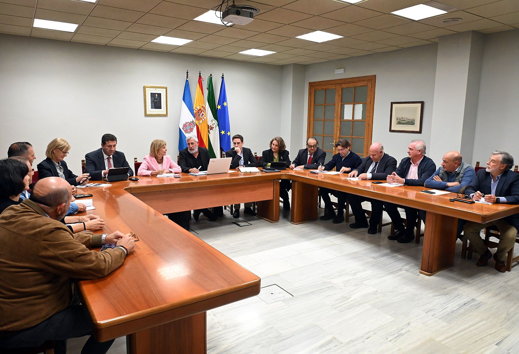 La alcaldesa de Jerez, María José García-Pelayo, reunida con la asociación de vecinos de La Cartuja.