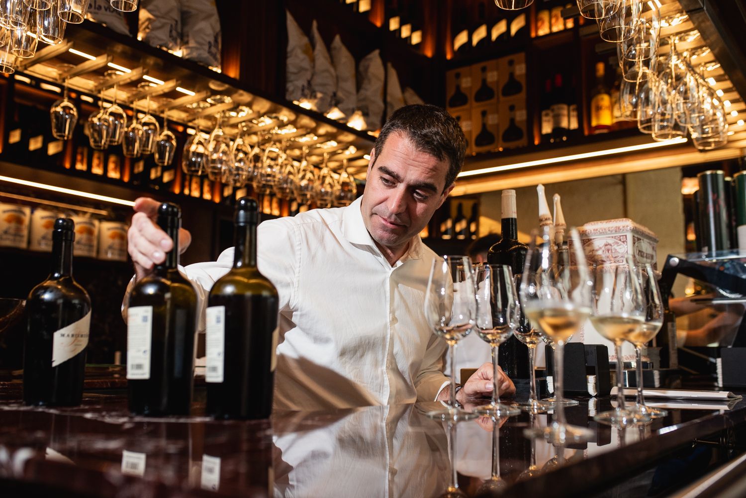 Rafa Romero, metre del hotel EME Catedral Mercer, con varias botellas de fino de Jerez en Maestro.