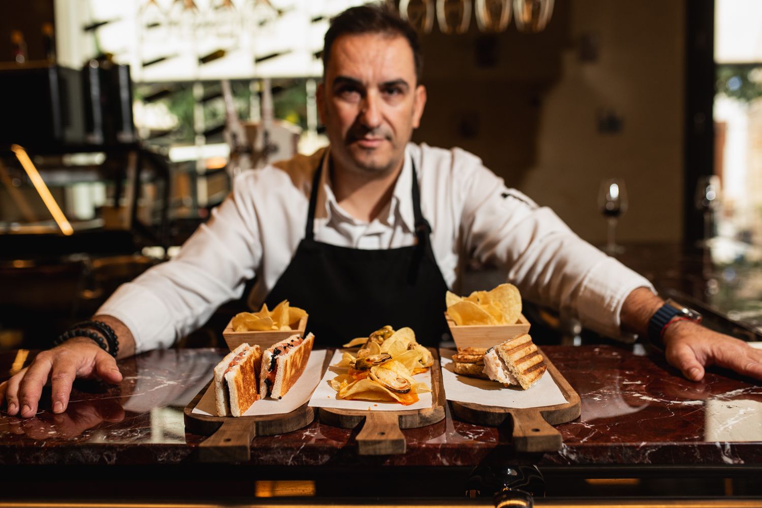 Marco Azteni, chef ejecutivo de Maestro y del hotel EME Catedral Mercer, con sus 'maestros'.