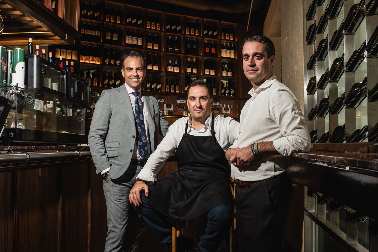 Pablo López, director de EME Catedral Mercer, junto a Marco Azteni, chef de maestro y del hotel, y Rafa Romero, metre.