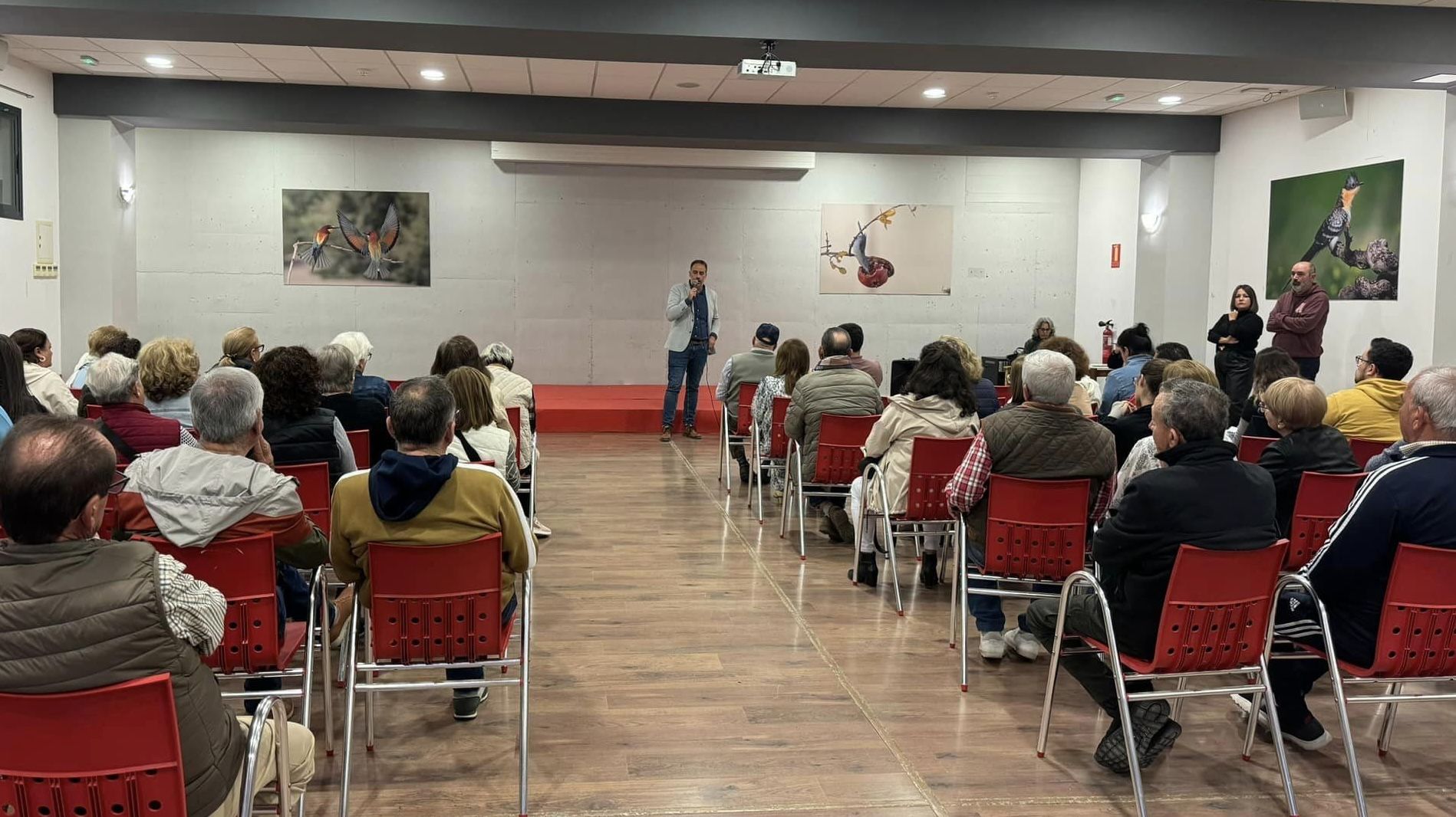 El alcalde de Trebujena, Ramón Galán, en la asamblea para anunciar acciones contra Endesa.