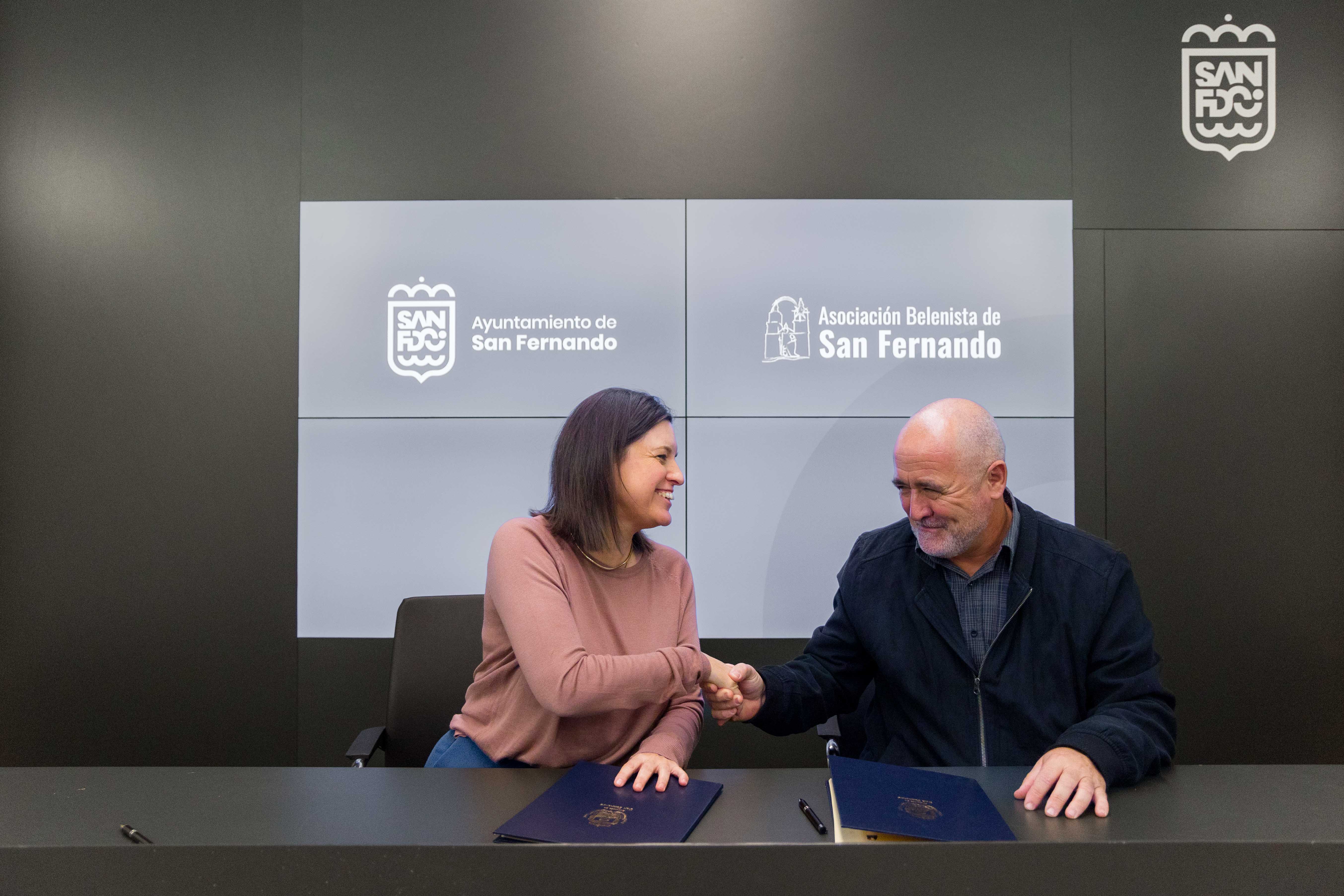 La alcaldesa y el presidente de los belenistas de San Fernando tras la firma del convenio.