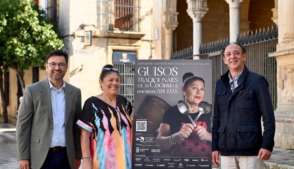 Presentación del cartel de las Jornadas de Guisos Tradicionales, que protagoniza Margara ‘de Mané’, posando junto a responsables de la asociación.