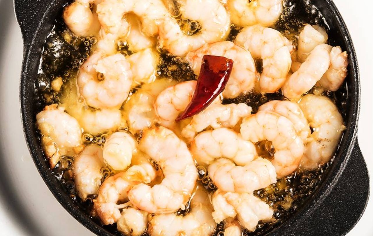 Berza, tagarninas y guisos como gambas al ajillo, uno de los platos tradicionales que forman parte de las propuestas.